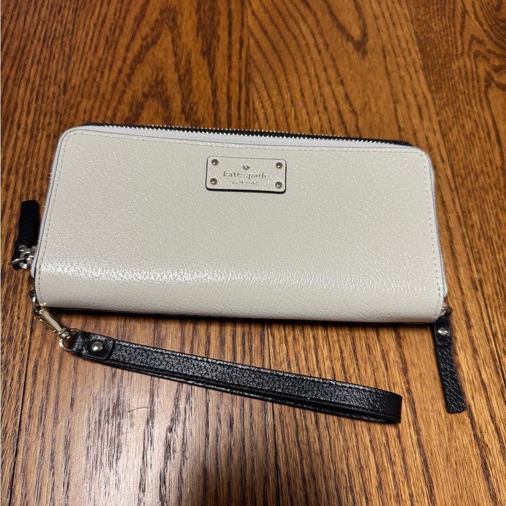 NWOT - KATE SPADE Grove Street Anita Black & Cream Large Wristlet Wallet